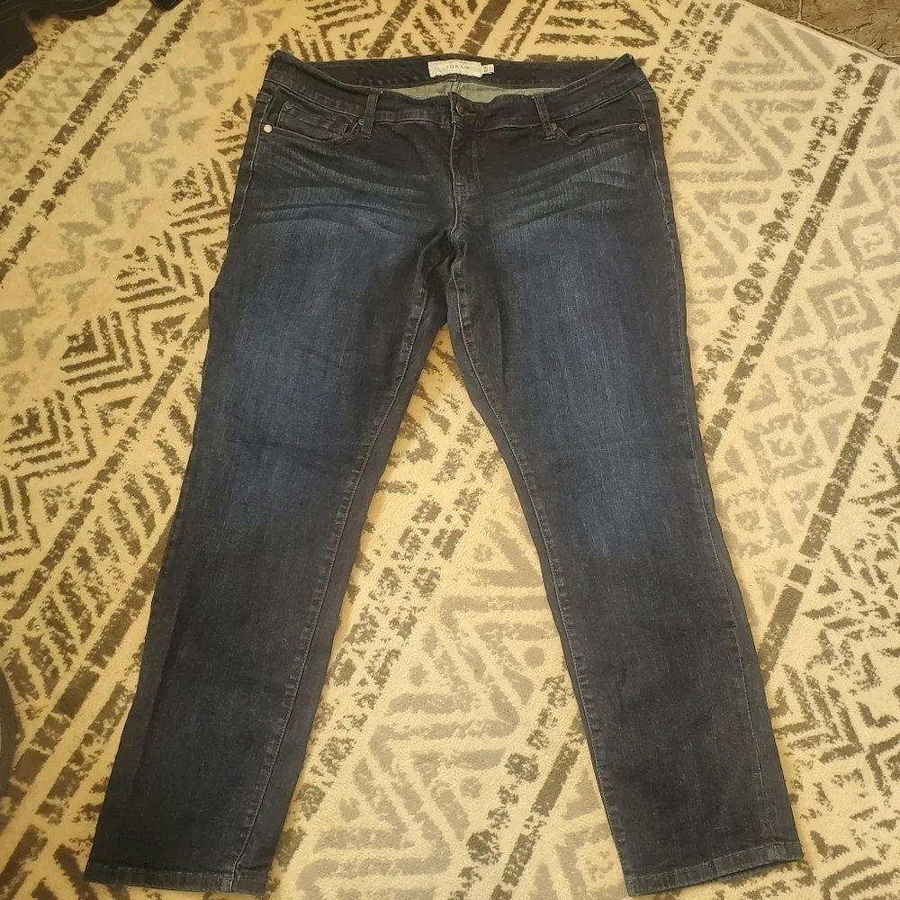 TORRID 16R.  DARK WASH STRAIGHT LEG